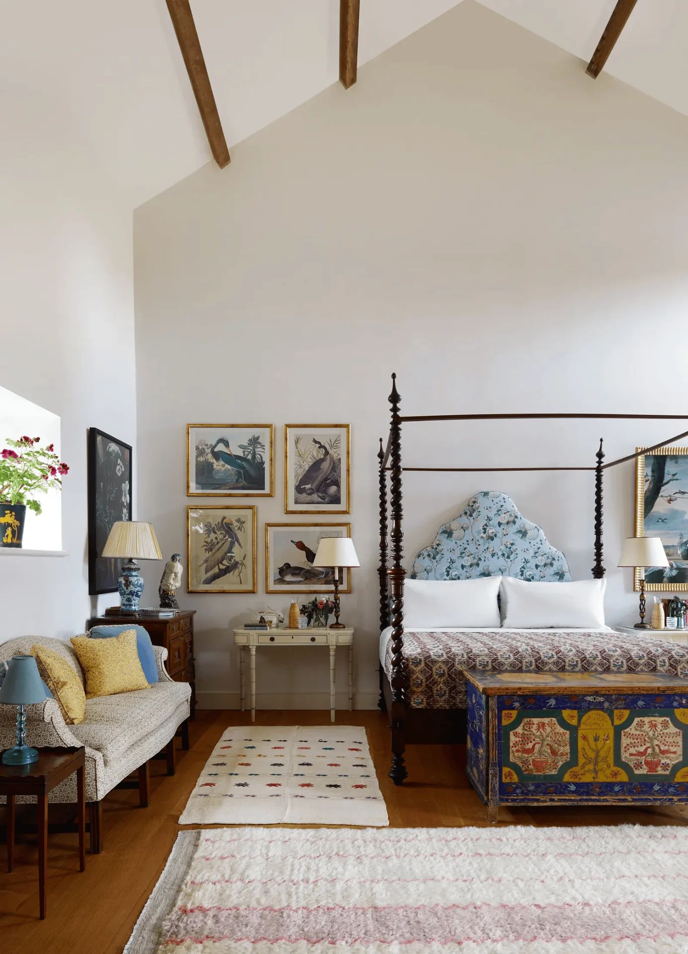 guest-bedroom-design-luggage-space-bedside-lighting