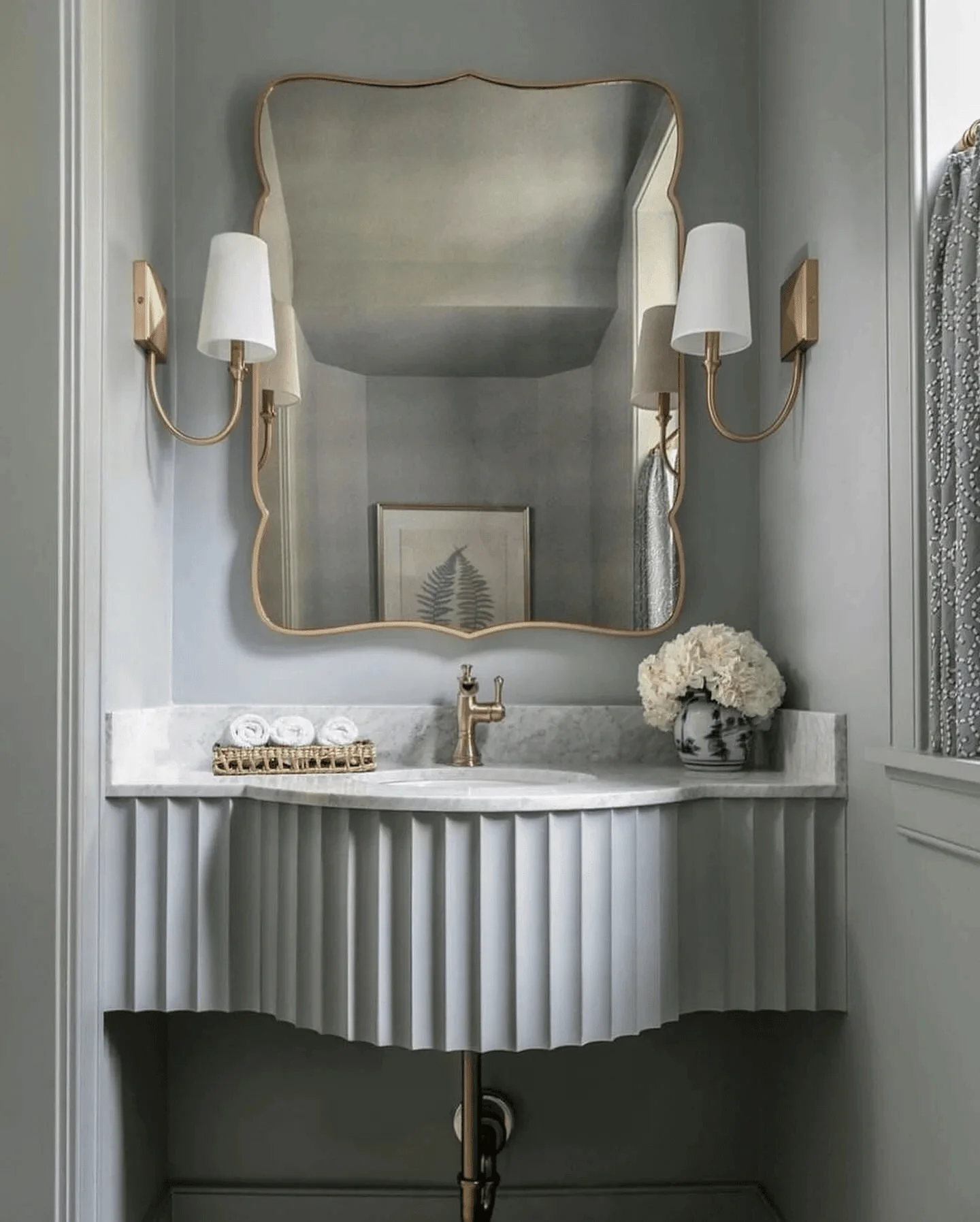 small-bathroom-curved-mirror-narrow-layout