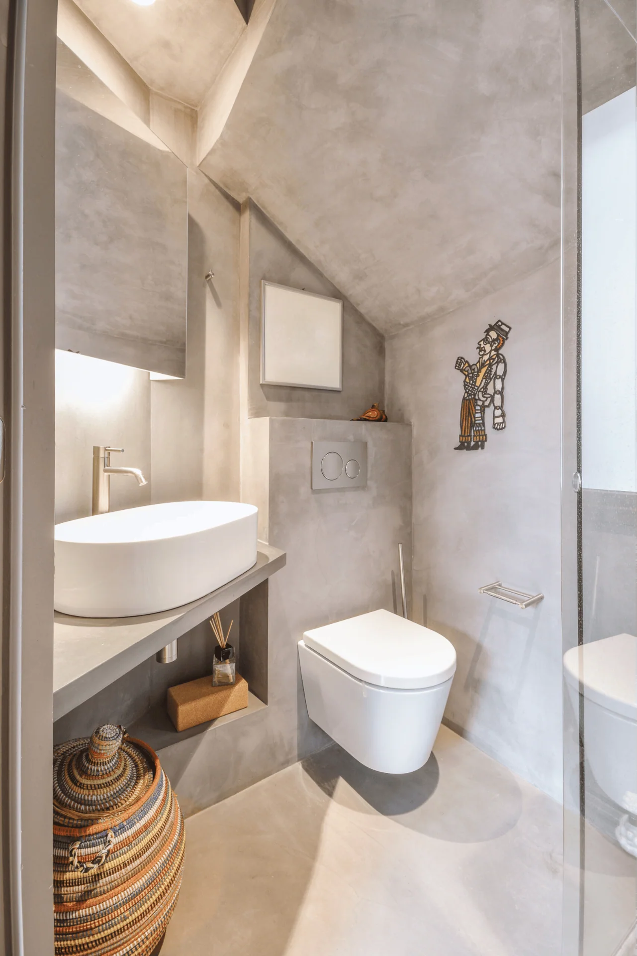 small-bathroom-microcement-seamless-walls