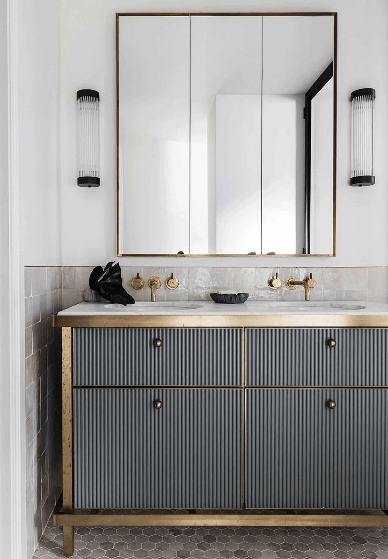 small-bathroom-mirrored-medicine-cabinet-storage