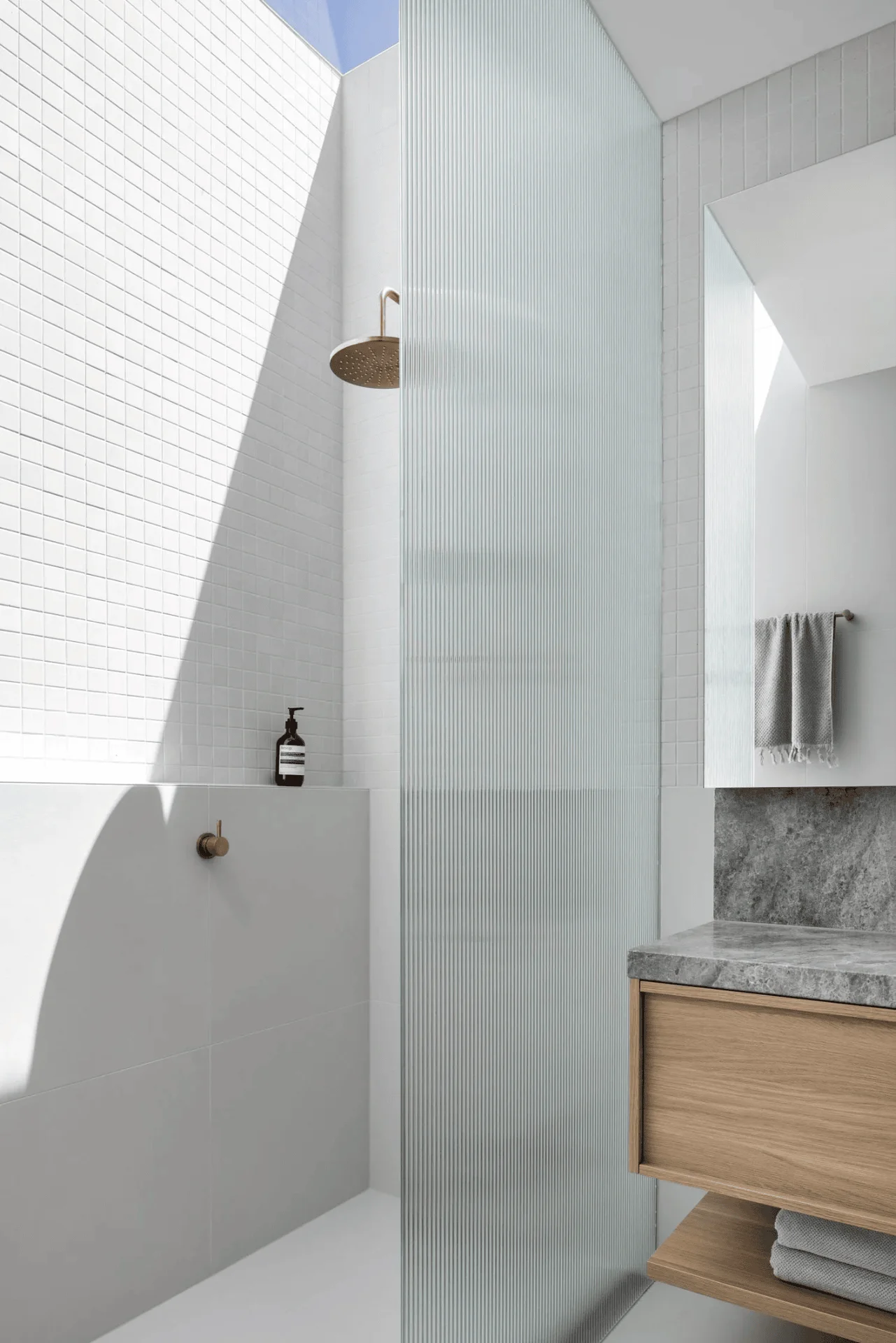 small-bathroom-ribbed-glass-shower-screen-privacy