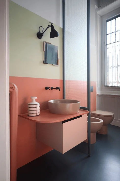 small-bathroom-rounded-fixtures-easy-movement
