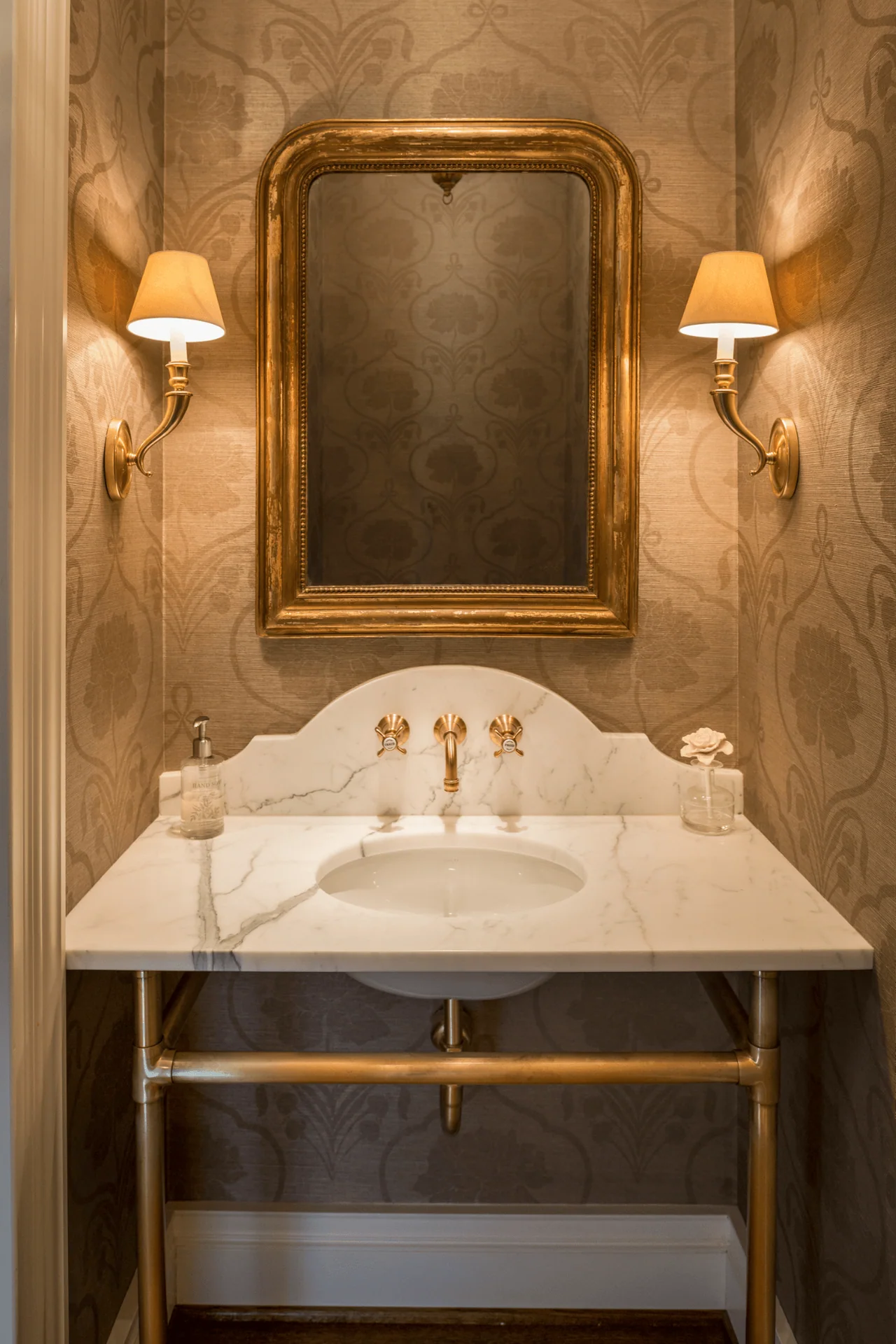small-bathroom-wall-mounted-faucet-clear-counter