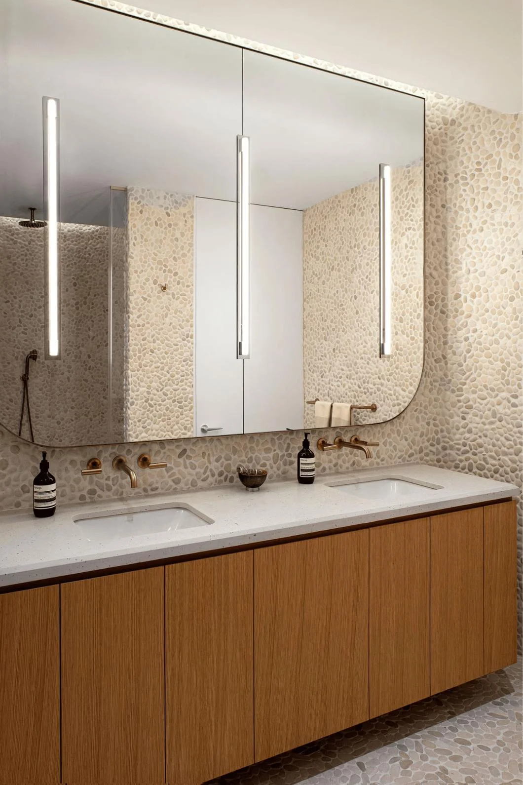 Try a Pebbel Finished Wall Small Bathroom Design Ideas